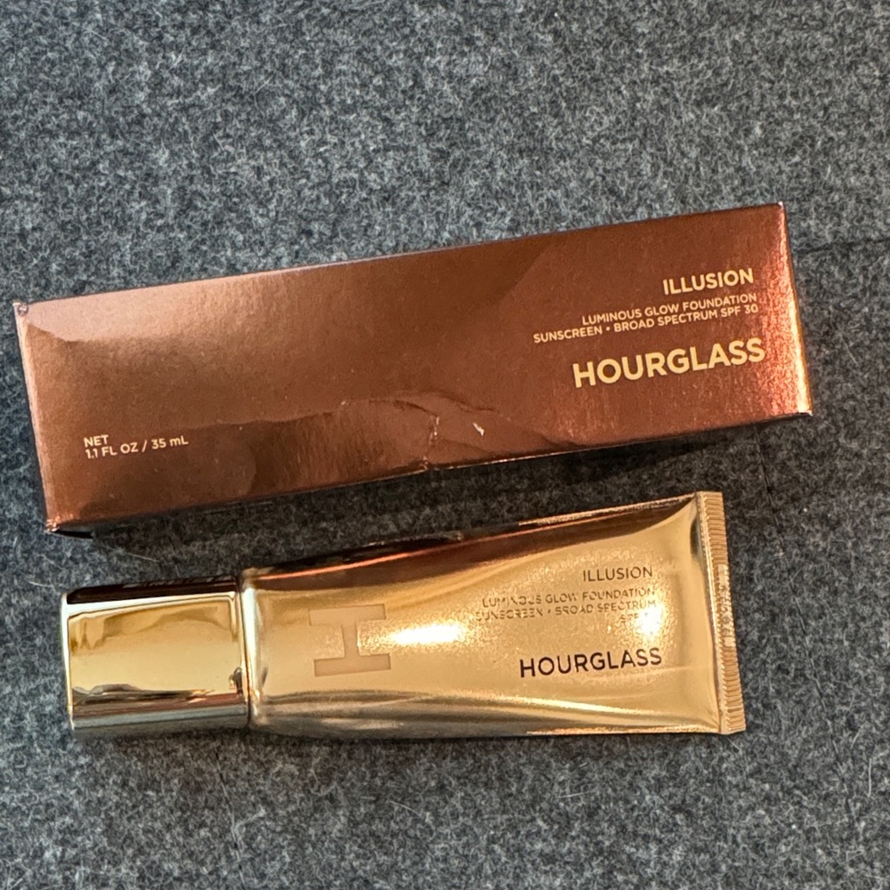 Hourglass Illusion Luminious Glow Foundation Sunscreen broad spectrum spf 30 #10